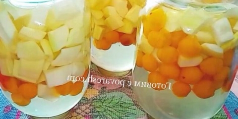 Kotirajte ananas iz zabachkova i alyci na banci od 3 litre