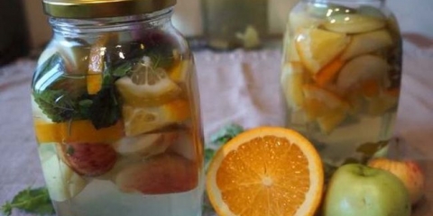 Kompozirajte mojito iz jabuka za zimu sa mentom, limunom i narandžastom