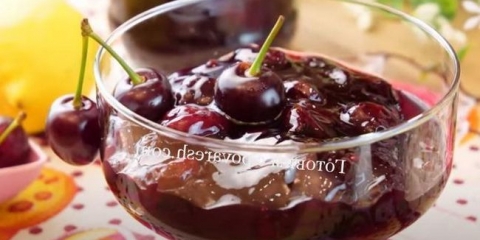 Zatvaranje iz trešnje za zimu na jednostavnom bešavnom receptu