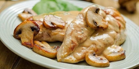 Piletina u kremastom sosu od gljiva (5 recepata)