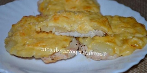 Pileća prsa sa ananasom u pećnici ispod sira