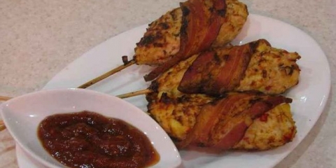 Pileći lulle-kebab u slanini