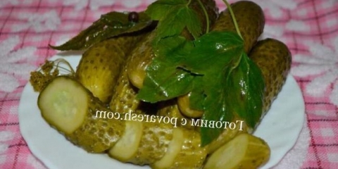 Sauer cuccumbers za zimu u banama pod kaper poklopcem sa hladnim putem