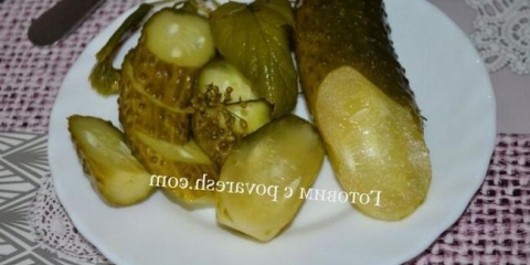 Sauer krastavci sa senfom hladnim putem u teglama za zimu