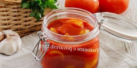 Predavač sa sokom od rajčice iz bugarske bibere za zimu