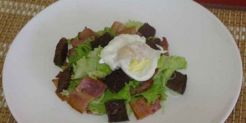 Lyon salata sa jajima slanine i pašeta