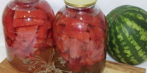 Marinirane lubenice u bankama sa sirćetom