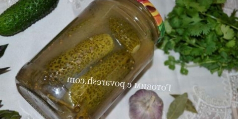 Marinirani krastavci sa suvim senfom za zimu u bankama