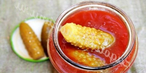 Marinirani krastavci u rajčici ispunjavaju se