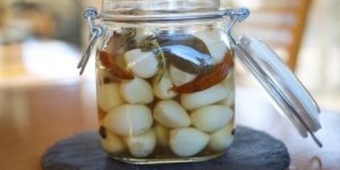 Marinirani češnjak za zimske recepte. Marinirane strelice sa češnjakom, cijeli marinirani češnjak