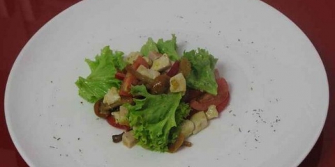 Mesna salata sa mariniranim saćeom