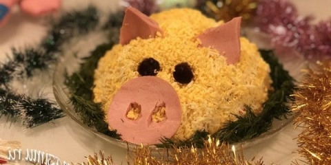 Nježna salata od svinje za novu godinu 2019. Sa rakomnim štapićima