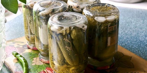 Cucumbers sa sirćetom suštinom u banci 1 l