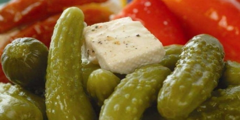 Cucumbers u troje litarskim limenkama sa sirćetom