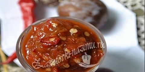 Začinjeni čili paprika i sos od šljive za zimu