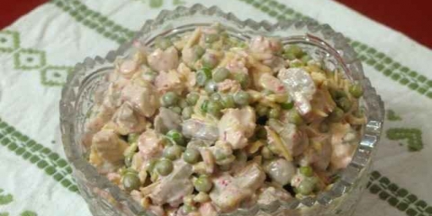 Začinjena salata sa piletinom, gljivama i sirom