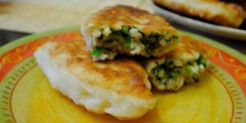 Pite sa zelenim lukom i jajem prženim u tavi