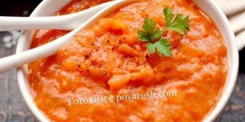 Sipajući se na mučicu od paradajz paste sa brašnom