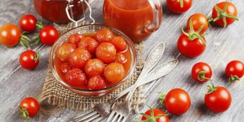 Rajčica u vlastitim sokom za zimu - samo skriva prste