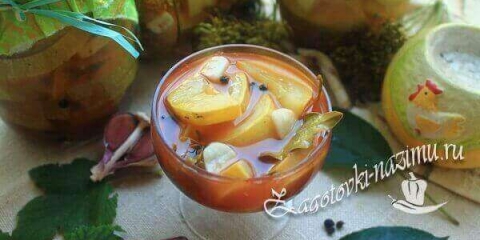 Zapanjujući akutni-slatki tikvici u kečapu čile za zimu