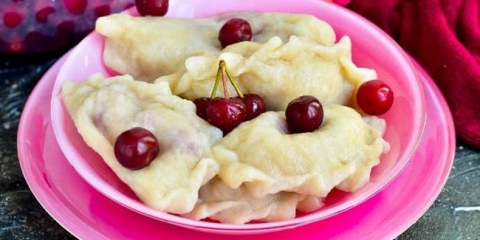 Bujni knedle s trešnjama na kefiru sa sodom za par