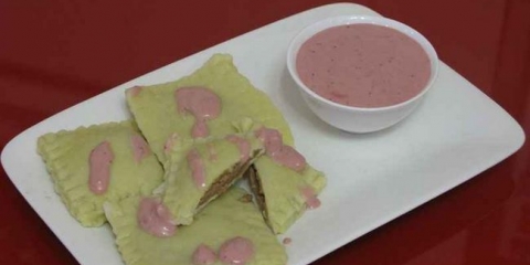 Ravioli sa čokoladnim punjenjem i sosom od jagoda