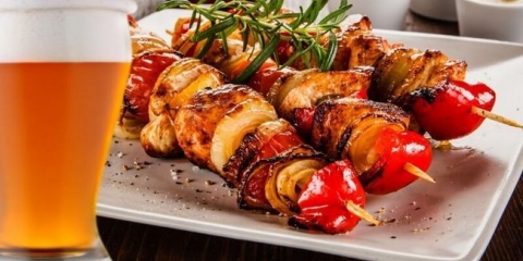 Recepti za kuhanje ćevapa iz različitih mesa na pivu