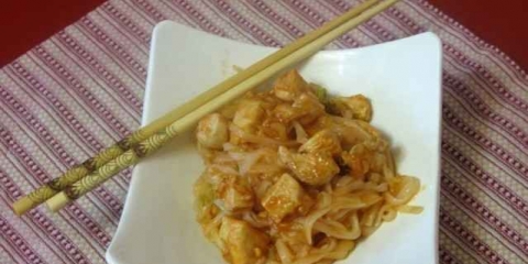 Rice rezanci sa piletinom u kiselom slatkom sosu