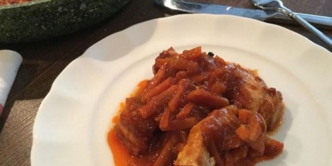 Riba pod marinadom iz šargarepe i luk sa paradajz paste