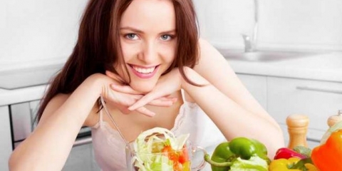 Salata bez majoneza sa dimljenom kobasicom i gljivama