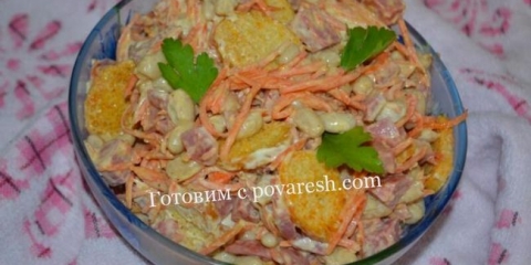 Salata od pasulja sa krekerima i dimljenom kobasicom i korejskom mrkvama