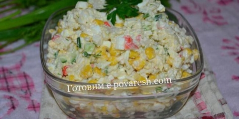 Salata od rakova štapići sa rižom i kukuruzom - kuhanjem recepta