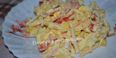 Salata rakova štapića sa sirom i paprikom