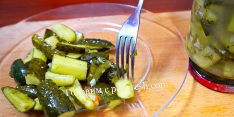 Salata za krastavce za zimu sa belim lukom i koljkom