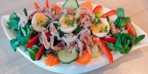 Salata od bakalara sa jajima i prekrasnim hranom