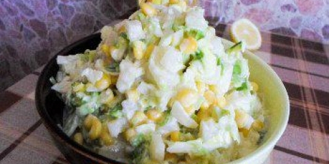 Peking salata sa salatom od kupusa sa ananasom, pilećim filetom i kukuruzom