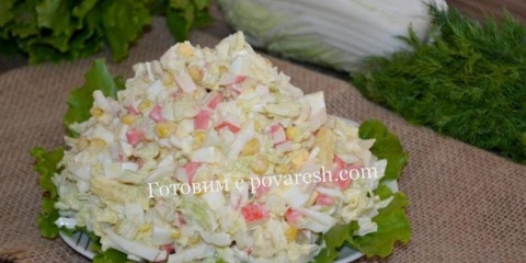 Peking salata od kupusa sa rakovima štapići