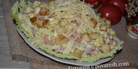 Peking salata od kupusa sa piletinom, paradajzom i krekerima