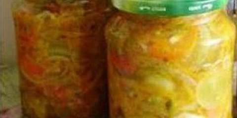 Zelena salata od rajčice sa lukom i biberom