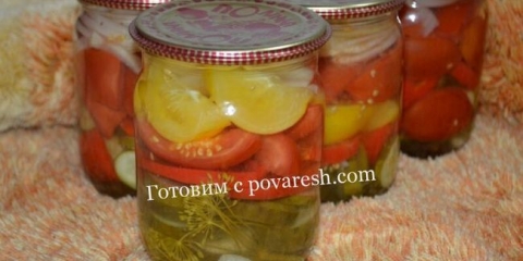 Salata za zimu krastavaca, paradajza, paprika i luka