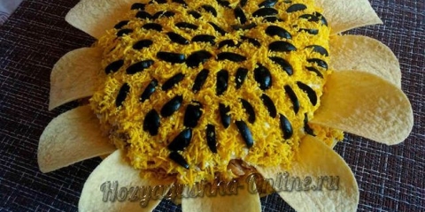 Salata suncokret sa čipovima - klasični recept sa gljivama i piletinom