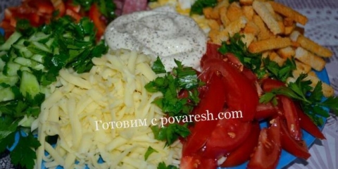 Rainbow salata sa dimljenom kobasicom i krekerima