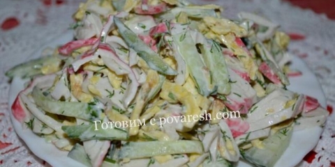 Salata sa palačinkama od jaja i rakova štapići i krastavcem