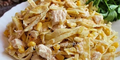 Salata sa palačinkama od jaja i kukuruzom sa piletinom