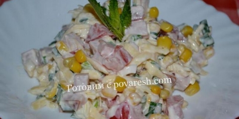 Salata sa dimljenom kobasicom, paradajzom i sirom