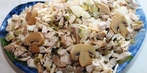 Salata sa dimljenom piletinom i gljivama