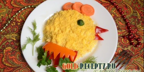 Salata sa dimljenom piletinom u obliku pijetao za novu godinu 2020