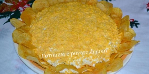 Salata sa rakim štapićima i čipovima: recept za kuhanje po slojevima