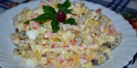 Salata sa rakim štapićima i slanim krastavcima - korak-by-by-foto recept