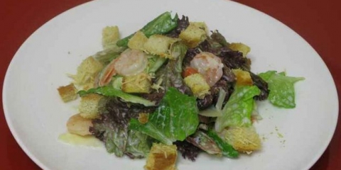 Salata sa škampima i sirom krutones